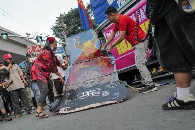 September 30, 2026, Philippines: Urban poor activist Mimi Domingo and KMU national chairperson Jerome Adonis tear the US President Donald Trump and Ferdinand Marcos Jr. poster during the culmination of the two-day nationwide strike led by PISTON at Mendiola St., Metro Manila on Wednesday. The federation continued to call for their main demands of junking the Oil Deregulation Law, nationalizing the oil industry, a fuel price rollback to â‚±55.00 (sh.88) per liter, removing excise tax on petroleum products and VAT, and stopping US war aggressions. Philippines - ZUMAr240 20260930_zip_r240_042 Copyright: xMarcxDominicxRostratax