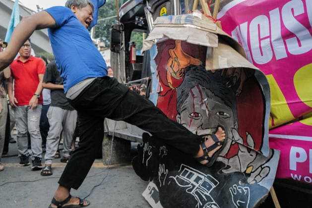 September 30, 2026, Philippines: Jeepney driver Tony kicking the US President Donald Trump and Ferdinand Marcos Jr. poster during the culmination of the two-day nationwide strike led by PISTON at Mendiola St., Metro Manila on Wednesday. The federation continued to call for their main demands of junking the Oil Deregulation Law, nationalizing the oil industry, a fuel price rollback to â‚±55.00 (sh.88) per liter, removing excise tax on petroleum products and VAT, and stopping US war aggressions. Philippines - ZUMAr240 20260930_zip_r240_045 Copyright: xMarcxDominicxRostratax