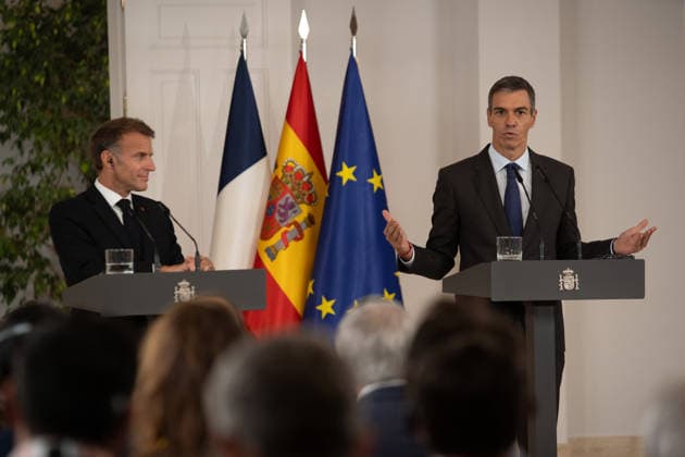 IPA89145182 - Madrid, Spain. September 30, 2026. Spanish Prime Minister Pedro Sanchez welcomed French President Emmanuel Macron to the Moncloa Palace as part of Macron™s state visit to Spain. At the conclusion of the meeting, the two leaders discussed bilateral relations and prospects for cooperation between Spain and France, with a particular focus on strengthening European ties.  Copyright: xFrancescoxMilitelloxMirtox xx IPA89145182