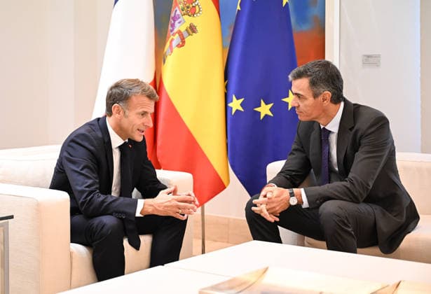 (260930) -- MADRID, Sept. 30, 2026 -- Spanish Prime Minister Pedro Sanchez (R) talks with visiting French President Emmanuel Macron at La Moncloa Palace in Madrid, Spain, Sept. 30, 2026. ) SPAIN-MADRID-FRENCH PRESIDENT-VISIT ChengxMin 