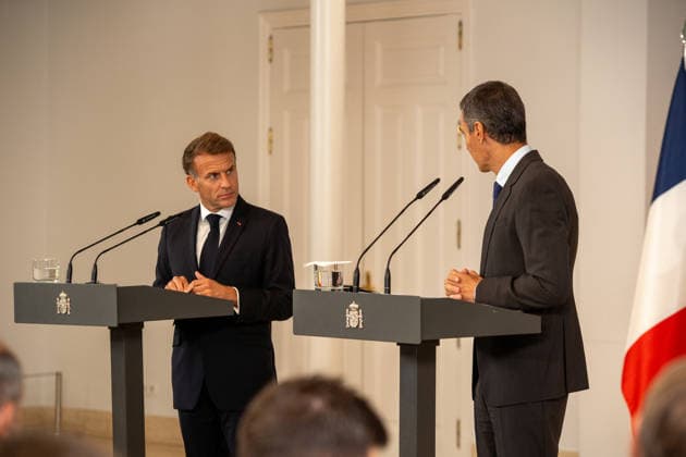 IPA89145171 - Madrid, Spain. September 30, 2026. Spanish Prime Minister Pedro Sanchez welcomed French President Emmanuel Macron to the Moncloa Palace as part of Macron™s state visit to Spain. At the conclusion of the meeting, the two leaders discussed bilateral relations and prospects for cooperation between Spain and France, with a particular focus on strengthening European ties.  Copyright: xFrancescoxMilitelloxMirtox xx IPA89145171