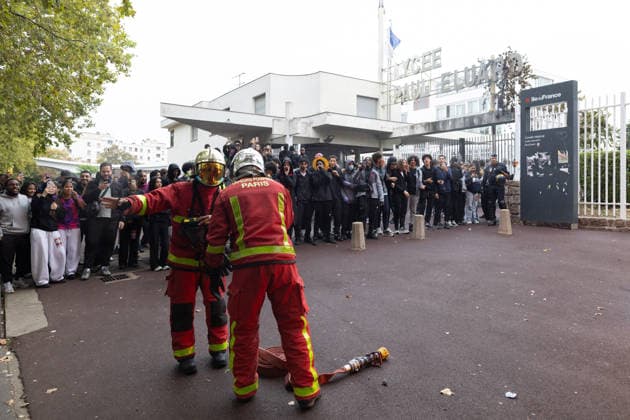 Students protest in front of Paul Eluard Secondary school - Saint-Denis RL Students pictured in front of Paul Eluard secondary school in Saint-Denis, North of Paris, on September 30, 2026 as they continue their protest to demand the hiring of substitute teachers, increased resources, and decent learning conditions. Photo by Raphael Lafargue ABACAPRESS.COM Saint-Denis France  Copyright: xLafarguexRaphael ABACAx