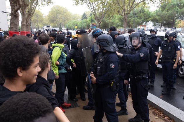 Students protest in front of Paul Eluard Secondary school - Saint-Denis RL People in front of police forces near Paul Eluard secondary school in Saint-Denis, North of Paris, on September 30, 2026 as they continue their protest to demand the hiring of substitute teachers, increased resources, and decent learning conditions. Photo by Raphael Lafargue ABACAPRESS.COM Saint-Denis France  Copyright: xLafarguexRaphael ABACAx
