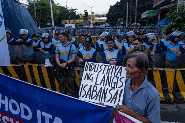 September 30, 2026, Manila, Philippines: MANILA, PHILIPPINES, SEPTEMBER 29, 2026: Public transport drivers and operators take part in a two-day strike over rising fuel prices in Metro Manila. Transport group PISTON called for lower fuel prices, higher fares, the removal of excise and value-added taxes on petroleum products and the repeal of the Oil Deregulation Law, arguing that rising operating costs are putting increasing pressure on drivers incomes. Manila Philippines  - ZUMAq101 20260930_zna_q101_051 Copyright: xCharlesxEdmonxS.xPerezx