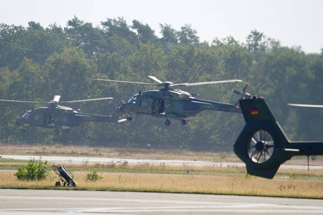 Celle, Deutschland, Europa. Die Heeresfliegertruppe der Bundeswehr präsentiert bei der Leistungsschau auf dem Flugplatz Celle ihre Fähigkeiten, Einsatzbereitschaft und verschiedene Luftfahrtsysteme. Die Veranstaltung folgt auf die NATO-Zertifizierungsübung GRÜNER FALKE 2026 und umfasst Präsentationen, technische Einblicke sowie eine Flugvorführung mit mehr als 35 Hubschraubern. Copyright: xAymanxAlahmedx