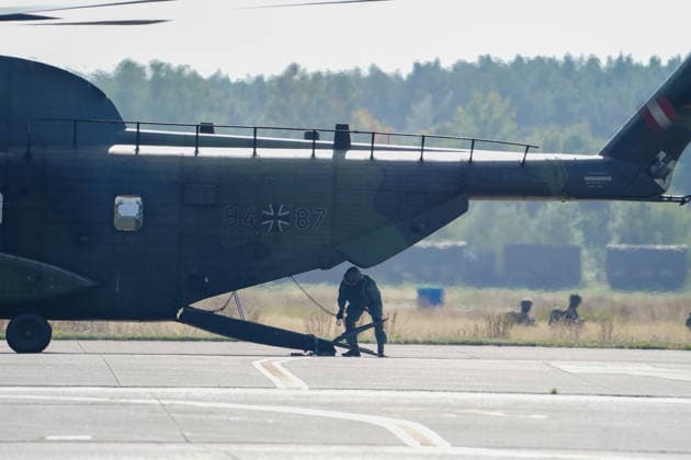 Celle, Deutschland, Europa. Die Heeresfliegertruppe der Bundeswehr präsentiert bei der Leistungsschau auf dem Flugplatz Celle ihre Fähigkeiten, Einsatzbereitschaft und verschiedene Luftfahrtsysteme. Die Veranstaltung folgt auf die NATO-Zertifizierungsübung GRÜNER FALKE 2026 und umfasst Präsentationen, technische Einblicke sowie eine Flugvorführung mit mehr als 35 Hubschraubern. Copyright: xAymanxAlahmedx
