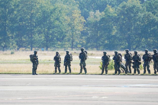 Celle, Deutschland, Europa. Die Heeresfliegertruppe der Bundeswehr präsentiert bei der Leistungsschau auf dem Flugplatz Celle ihre Fähigkeiten, Einsatzbereitschaft und verschiedene Luftfahrtsysteme. Die Veranstaltung folgt auf die NATO-Zertifizierungsübung GRÜNER FALKE 2026 und umfasst Präsentationen, technische Einblicke sowie eine Flugvorführung mit mehr als 35 Hubschraubern. Copyright: xAymanxAlahmedx