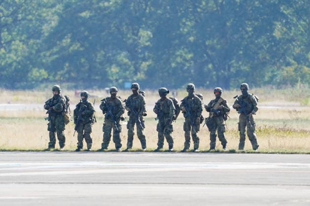 Celle, Deutschland, Europa. Die Heeresfliegertruppe der Bundeswehr präsentiert bei der Leistungsschau auf dem Flugplatz Celle ihre Fähigkeiten, Einsatzbereitschaft und verschiedene Luftfahrtsysteme. Die Veranstaltung folgt auf die NATO-Zertifizierungsübung GRÜNER FALKE 2026 und umfasst Präsentationen, technische Einblicke sowie eine Flugvorführung mit mehr als 35 Hubschraubern. Copyright: xAymanxAlahmedx