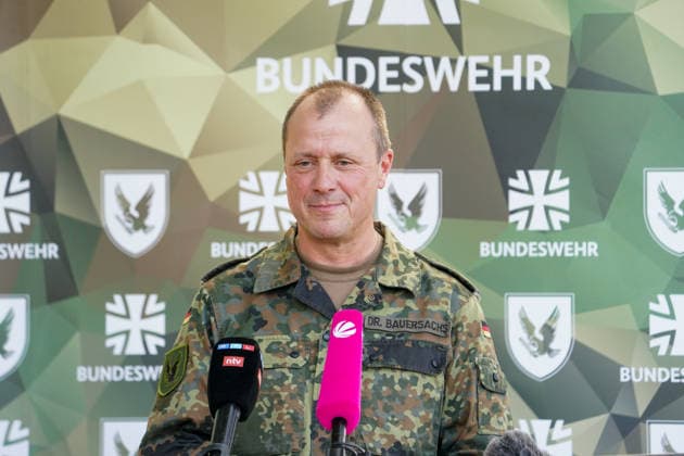 Celle, Deutschland, Europa. Brigadegeneral Dr. Volker Bauersachs, General der Heeresfliegertruppe, General Flugbetrieb Heer und Kommandeur Kommando Hubschrauber, gibt während der Leistungsschau der Heeresflieger ein Pressestatement vor Medienvertretern. Copyright: xAymanxAlahmedx