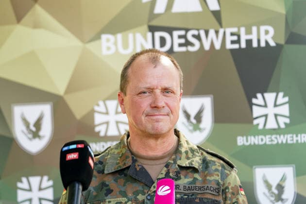 Celle, Deutschland, Europa. Brigadegeneral Dr. Volker Bauersachs, General der Heeresfliegertruppe, General Flugbetrieb Heer und Kommandeur Kommando Hubschrauber, gibt während der Leistungsschau der Heeresflieger ein Pressestatement vor Medienvertretern. Copyright: xAymanxAlahmedx