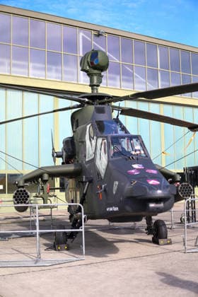 Celle, Deutschland, Europa. Die Heeresfliegertruppe der Bundeswehr präsentiert bei der Leistungsschau auf dem Flugplatz Celle ihre Fähigkeiten, Einsatzbereitschaft und verschiedene Luftfahrtsysteme. Die Veranstaltung folgt auf die NATO-Zertifizierungsübung GRÜNER FALKE 2026 und umfasst Präsentationen, technische Einblicke sowie eine Flugvorführung mit mehr als 35 Hubschraubern. Copyright: xAymanxAlahmedx