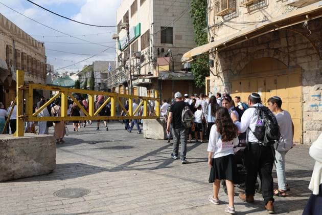 Israeli settlers enter Hebron Old City during Sukkot HEBRON, OCCUPIED WEST BANK, SEPTEMBER 30, 2026: Israeli settlers walk through Hebron s Old City under the protection of Israeli forces during celebrations for the Jewish holiday of Sukkot. Israeli forces maintained heightened security measures and movement restrictions around the Old City and the Ibrahimi Mosque during the holiday period. HEBRON Palestine, State of Copyright: x xMosabxshawerx xJNAxPressx