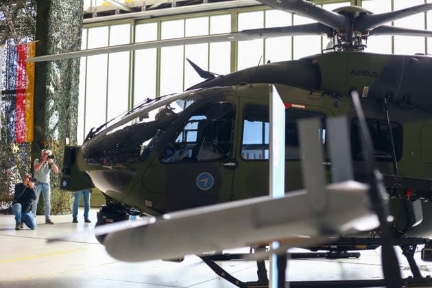 Celle, Deutschland, Europa. Die Heeresfliegertruppe der Bundeswehr präsentiert bei der Leistungsschau auf dem Flugplatz Celle ihre Fähigkeiten, Einsatzbereitschaft und verschiedene Luftfahrtsysteme. Die Veranstaltung folgt auf die NATO-Zertifizierungsübung GRÜNER FALKE 2026 und umfasst Präsentationen, technische Einblicke sowie eine Flugvorführung mit mehr als 35 Hubschraubern. Copyright: xAymanxAlahmedx