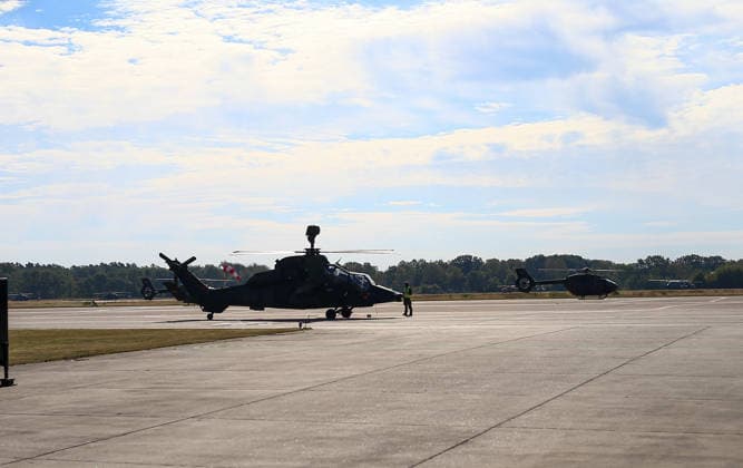 Celle, Deutschland, Europa. Die Heeresfliegertruppe der Bundeswehr präsentiert bei der Leistungsschau auf dem Flugplatz Celle ihre Fähigkeiten, Einsatzbereitschaft und verschiedene Luftfahrtsysteme. Die Veranstaltung folgt auf die NATO-Zertifizierungsübung GRÜNER FALKE 2026 und umfasst Präsentationen, technische Einblicke sowie eine Flugvorführung mit mehr als 35 Hubschraubern. Copyright: xAymanxAlahmedx