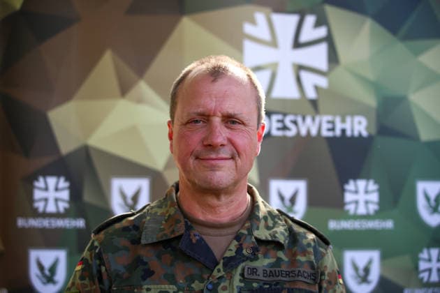Celle, Deutschland, Europa. Porträt von Brigadegeneral Dr. Volker Bauersachs, General der Heeresfliegertruppe, General Flugbetrieb Heer und Kommandeur Kommando Hubschrauber, während der Leistungsschau der Heeresflieger in Celle. Copyright: xAymanxAlahmedx