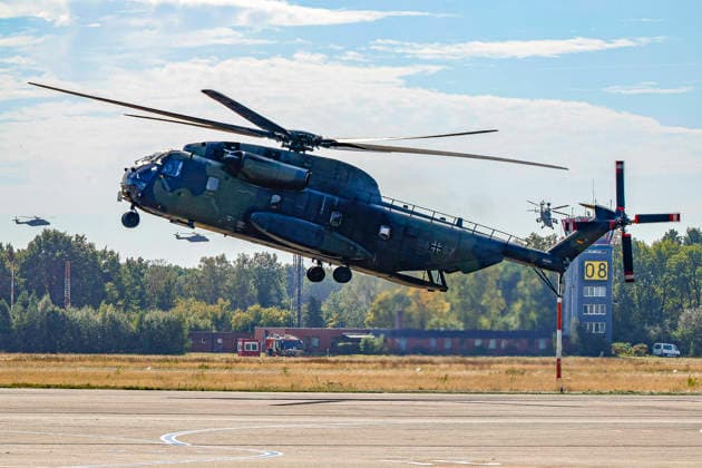 Leistungsschau der Heeresflieger Flugvorführungen der Heeresflieger der Bundeswehr: Landung eines Transporthubschraubers CH-53. Celle Immelmann-Kaserne Niedersachsen, Landkreis Celle Germany