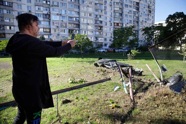 Russian drone crashes near apartment block without detonating in Kyiv A man takes a picture of the wreckage of a Russian drone that crashed in the courtyard of a residential building near a playground in the Obolonskyi district, Kyiv, Ukraine, September 30, 2026. The warhead did not detonate., Credit:Marianna Kotyk Ukrinform Avalon Ukraine, Kyiv  Copyright: xMariannaxKotykx xUkrinformx xAvalonx 1139502686