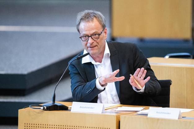 MÜNDLICHE ANHÖRUNG ZU EINEM PARTEIVERBOTSVERFAHREN GEGEN DIE AFD ** NUR FÜR REDAKTIONELLE ZWECKE ** EDITORIAL USE ONLY **<p>30 09 2026-Erfurt: Mündliche Anhörung des Justizausschusses zu einem Parteiverbotsverfahren gegen die AfD auf Bundesebene im Thüringer Landtag¨Den Antrag hatte die Linke-Fraktion gestellt. im Foto: Dr. Hendrik Cremer ( Deutschland Thueringen Erfurt Copyright: SaschaxFromm