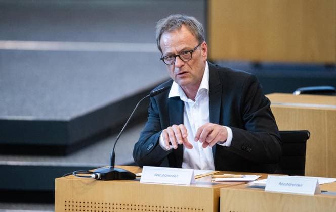 MÜNDLICHE ANHÖRUNG ZU EINEM PARTEIVERBOTSVERFAHREN GEGEN DIE AFD ** NUR FÜR REDAKTIONELLE ZWECKE ** EDITORIAL USE ONLY **<p>30 09 2026-Erfurt: Mündliche Anhörung des Justizausschusses zu einem Parteiverbotsverfahren gegen die AfD auf Bundesebene im Thüringer Landtag¨Den Antrag hatte die Linke-Fraktion gestellt. im Foto: Dr. Hendrik Cremer ( Deutschland Thueringen Erfurt Copyright: SaschaxFromm