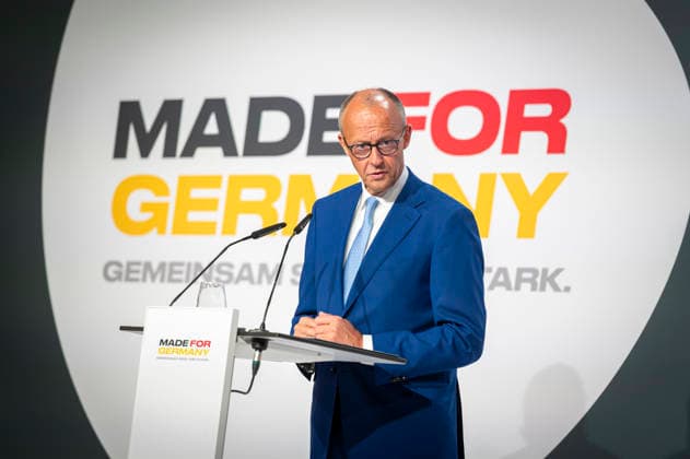 Friedrich Merz EUR, Deutschland, Berlin, 30.09.2026: Pressestatements von Bundeskanzler Friedrich Merz (CDU) , Christian Sewing (Deutsche Bank) und Roland Busch (Siemens). Impulsvortrag vom Bundeskanzler Merz zum Jahrestreffen der Initiative Made for Germany in der Mosaikhalle der Siemens AG.