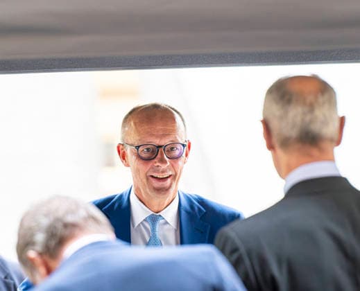 Friedrich Merz EUR, Deutschland, Berlin, 30.09.2026: Ankunft und Begrüßung des Kanzlers Pressestatements von Bundeskanzler Friedrich Merz (CDU) , Christian Sewing (Deutsche Bank) und Roland Busch (Siemens). Impulsvortrag vom Bundeskanzler Merz zum Jahrestreffen der Initiative Made for Germany in der Mosaikhalle der Siemens AG.