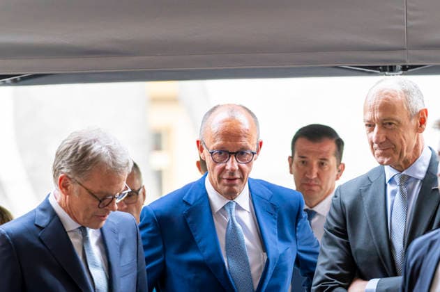 Friedrich Merz EUR, Deutschland, Berlin, 30.09.2026: Ankunft und Begrüßung des Kanzlers Pressestatements von Bundeskanzler Friedrich Merz (CDU) , Christian Sewing (Deutsche Bank) und Roland Busch (Siemens). Impulsvortrag vom Bundeskanzler Merz zum Jahrestreffen der Initiative Made for Germany in der Mosaikhalle der Siemens AG.