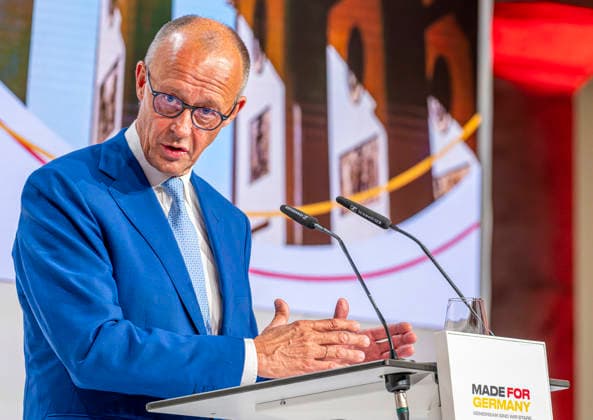 Friedrich Merz EUR, Deutschland, Berlin, 30.09.2026: Pressestatements von Bundeskanzler Friedrich Merz (CDU) , Christian Sewing (Deutsche Bank) und Roland Busch (Siemens). Impulsvortrag vom Bundeskanzler Merz zum Jahrestreffen der Initiative Made for Germany in der Mosaikhalle der Siemens AG.