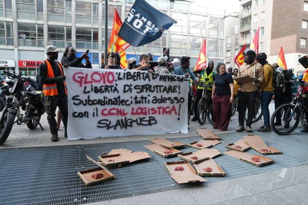 RECORD DATE NOT STATED IPA89147073 - Milan, September 30, 2026: a rally and subsequent march by delivery riders. The protest is organized by the Unione Sindacale di Base (USB) together with workers from delivery platforms to protest the piecework system and demand greater protections. Pictured: the protest in front of 31 Via Pirelli  Copyright: xx xx IPA89147073.jpeg