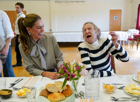 The Princess of Wales visits West Sussex Minibus The Princess of Wales visited West Sussex Minibus, a volunteer-led community transport group, which acts as a vital lifeline for people who cannot easily access public transport due to isolation, mobility challenges or financial barriers. The Princess™s visit highlighted the role community transport plays in bringing people together.Catherine chats to Lynda Jones 74 who offered the princess a crisp, Credit:Arthur Edwards PA ROTA - B68 Avalon  Copyright: xArthurxEdwardsx xPAxROTAx-xB68x xAvalonx 1139515676