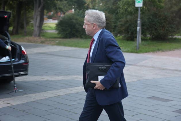 Anhörung AfD-Verbotsverfahren Erfurt, 30.09.2026 Der frühere Chef des Bundesamtes für Verfassungsschutz, Hans-Georg Maaßen auf dem weg zur Anhörung im Thüringer Landtag zum AfD-Verbotsverfahren Thüringen Germany Copyright: xMatthiasxGränzdörferx