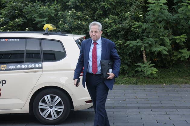 Anhörung AfD-Verbotsverfahren Erfurt, 30.09.2026 Der frühere Chef des Bundesamtes für Verfassungsschutz, Hans-Georg Maaßen auf dem weg zur Anhörung im Thüringer Landtag zum AfD-Verbotsverfahren Thüringen Germany Copyright: xMatthiasxGränzdörferx