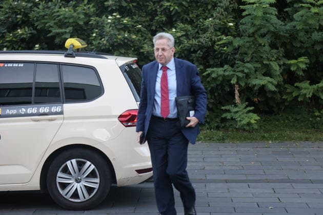 Anhörung AfD-Verbotsverfahren Erfurt, 30.09.2026 Der frühere Chef des Bundesamtes für Verfassungsschutz, Hans-Georg Maaßen auf dem weg zur Anhörung im Thüringer Landtag zum AfD-Verbotsverfahren Thüringen Germany Copyright: xMatthiasxGränzdörferx