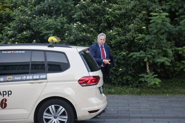 Anhörung AfD-Verbotsverfahren Erfurt, 30.09.2026 Der frühere Chef des Bundesamtes für Verfassungsschutz, Hans-Georg Maaßen auf dem weg zur Anhörung im Thüringer Landtag zum AfD-Verbotsverfahren Thüringen Germany Copyright: xMatthiasxGränzdörferx