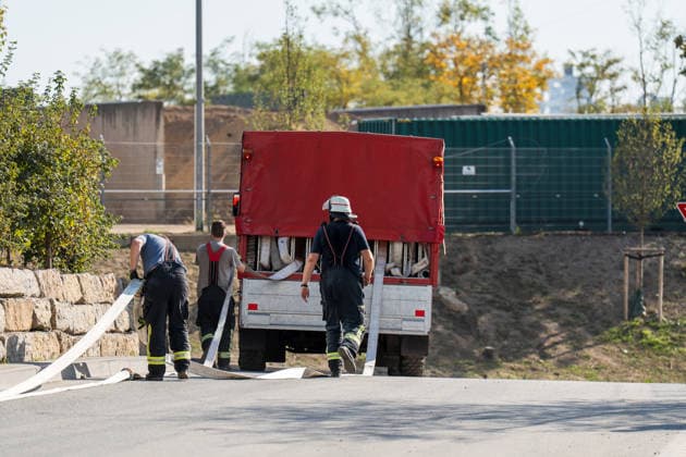 Sperrmüllhaufen in Flammen Rauchwolke über Stadtteilen zwei Verletzte Bevölkerungswarnung Am 30.09.2026 brannte gegen 14:30 Uhr ein großer Sperrmüllhaufen bei einem Entsorgungsbetrieb im Ferdinand-Knettenbrech-Weg in Wiesbaden-Biebrich. Die Feuerwehr Wiesbaden war mit rund 50 Einsatzkräften der Berufsfeuerwehr, der Freiwilligen Feuerwehren Biebrich und Erbenheim sowie des Rettungsdienstes vor Ort. Zwei Angehörige des Betriebes erlitten leichte Verletzungen durch eingeatmete Rauchgase und wurden in Wiesbadener Krankenhäuser gebracht. Wegen der starken Rauchentwicklung wurde über das Warnsystem MoWaS eine Bevölkerungswarnung ausgelöst, die Rauchwolke zog insbesondere über Biebrich, Dotzheim und Klarenthal. Wiesbaden Bi