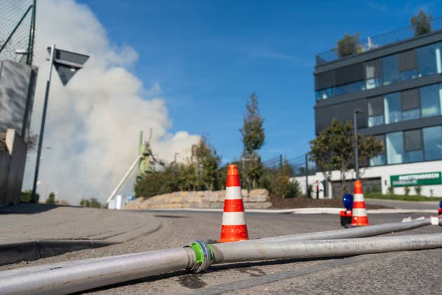 Sperrmüllhaufen in Flammen Rauchwolke über Stadtteilen zwei Verletzte Bevölkerungswarnung Am 30.09.2026 brannte gegen 14:30 Uhr ein großer Sperrmüllhaufen bei einem Entsorgungsbetrieb im Ferdinand-Knettenbrech-Weg in Wiesbaden-Biebrich. Die Feuerwehr Wiesbaden war mit rund 50 Einsatzkräften der Berufsfeuerwehr, der Freiwilligen Feuerwehren Biebrich und Erbenheim sowie des Rettungsdienstes vor Ort. Zwei Angehörige des Betriebes erlitten leichte Verletzungen durch eingeatmete Rauchgase und wurden in Wiesbadener Krankenhäuser gebracht. Wegen der starken Rauchentwicklung wurde über das Warnsystem MoWaS eine Bevölkerungswarnung ausgelöst, die Rauchwolke zog insbesondere über Biebrich, Dotzheim und Klarenthal. Wiesbaden Bi