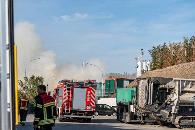 Sperrmüllhaufen in Flammen Rauchwolke über Stadtteilen zwei Verletzte Bevölkerungswarnung Am 30.09.2026 brannte gegen 14:30 Uhr ein großer Sperrmüllhaufen bei einem Entsorgungsbetrieb im Ferdinand-Knettenbrech-Weg in Wiesbaden-Biebrich. Die Feuerwehr Wiesbaden war mit rund 50 Einsatzkräften der Berufsfeuerwehr, der Freiwilligen Feuerwehren Biebrich und Erbenheim sowie des Rettungsdienstes vor Ort. Zwei Angehörige des Betriebes erlitten leichte Verletzungen durch eingeatmete Rauchgase und wurden in Wiesbadener Krankenhäuser gebracht. Wegen der starken Rauchentwicklung wurde über das Warnsystem MoWaS eine Bevölkerungswarnung ausgelöst, die Rauchwolke zog insbesondere über Biebrich, Dotzheim und Klarenthal. Wiesbaden Bi