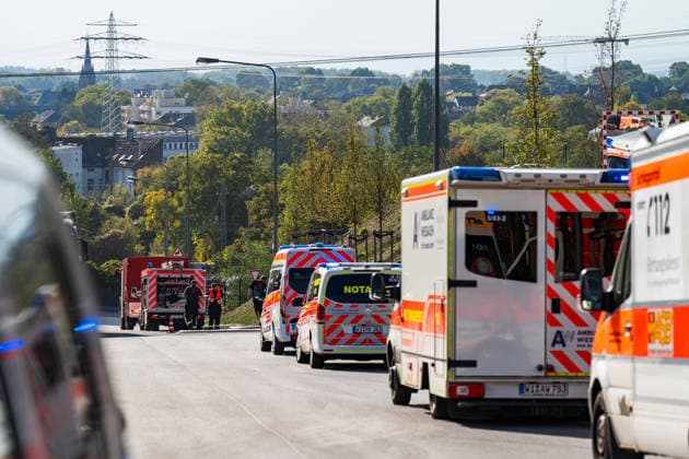 Sperrmüllhaufen in Flammen Rauchwolke über Stadtteilen zwei Verletzte Bevölkerungswarnung Am 30.09.2026 brannte gegen 14:30 Uhr ein großer Sperrmüllhaufen bei einem Entsorgungsbetrieb im Ferdinand-Knettenbrech-Weg in Wiesbaden-Biebrich. Die Feuerwehr Wiesbaden war mit rund 50 Einsatzkräften der Berufsfeuerwehr, der Freiwilligen Feuerwehren Biebrich und Erbenheim sowie des Rettungsdienstes vor Ort. Zwei Angehörige des Betriebes erlitten leichte Verletzungen durch eingeatmete Rauchgase und wurden in Wiesbadener Krankenhäuser gebracht. Wegen der starken Rauchentwicklung wurde über das Warnsystem MoWaS eine Bevölkerungswarnung ausgelöst, die Rauchwolke zog insbesondere über Biebrich, Dotzheim und Klarenthal. Wiesbaden Bi