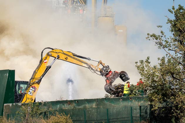 Sperrmüllhaufen in Flammen Rauchwolke über Stadtteilen zwei Verletzte Bevölkerungswarnung Am 30.09.2026 brannte gegen 14:30 Uhr ein großer Sperrmüllhaufen bei einem Entsorgungsbetrieb im Ferdinand-Knettenbrech-Weg in Wiesbaden-Biebrich. Die Feuerwehr Wiesbaden war mit rund 50 Einsatzkräften der Berufsfeuerwehr, der Freiwilligen Feuerwehren Biebrich und Erbenheim sowie des Rettungsdienstes vor Ort. Zwei Angehörige des Betriebes erlitten leichte Verletzungen durch eingeatmete Rauchgase und wurden in Wiesbadener Krankenhäuser gebracht. Wegen der starken Rauchentwicklung wurde über das Warnsystem MoWaS eine Bevölkerungswarnung ausgelöst, die Rauchwolke zog insbesondere über Biebrich, Dotzheim und Klarenthal. Wiesbaden Bi