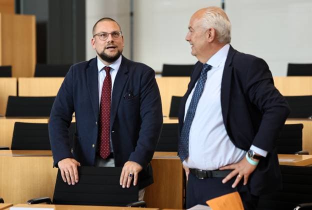 Thueringer Landtag - Justizausschuss 30.09.2026, Erfurt, Thueringer Landtag, Justizausschuss, Muendliche Anhoerung zum Antrag der Fraktion Die Linke: Einleitung eines Parteiverbotsverfahrens gegen die AfD im Bild: Anzuhoerende Dr. Christian Conrad und Prof. Dr. Kyrill-Alexander Schwarz im Gespraech