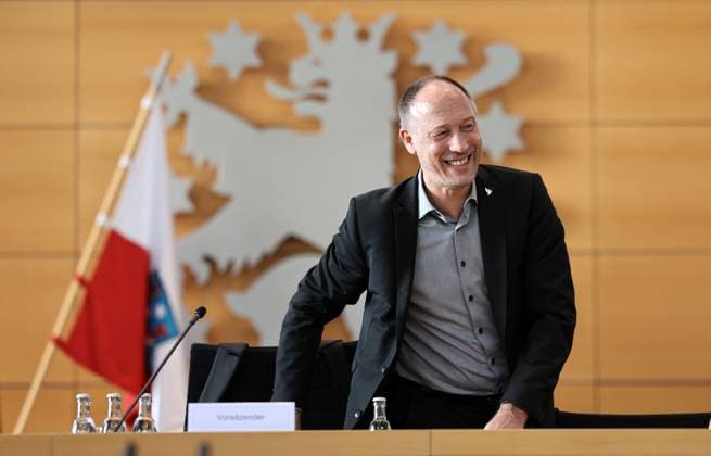 Thueringer Landtag - Justizausschuss 30.09.2026, Erfurt, Thueringer Landtag, Justizausschuss, Muendliche Anhoerung zum Antrag der Fraktion Die Linke: Einleitung eines Parteiverbotsverfahrens gegen die AfD im Bild: Vorsitzender des Ausschusses Ringo Muehlmann (AfD)