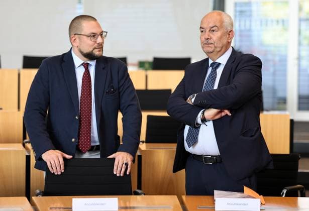 Thueringer Landtag - Justizausschuss 30.09.2026, Erfurt, Thueringer Landtag, Justizausschuss, Muendliche Anhoerung zum Antrag der Fraktion Die Linke: Einleitung eines Parteiverbotsverfahrens gegen die AfD im Bild: Anzuhoerende Dr. Christian Conrad und Prof. Dr. Kyrill-Alexander Schwarz im Gespraech