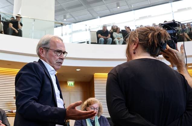 Thueringer Landtag - Justizausschuss 30.09.2026, Erfurt, Thueringer Landtag, Justizausschuss, Muendliche Anhoerung zum Antrag der Fraktion Die Linke: Einleitung eines Parteiverbotsverfahrens gegen die AfD im Bild: Minister fuer Inneres und Kommunales Georg Maier (SPD) im Interview