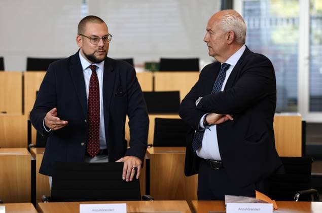 Thueringer Landtag - Justizausschuss 30.09.2026, Erfurt, Thueringer Landtag, Justizausschuss, Muendliche Anhoerung zum Antrag der Fraktion Die Linke: Einleitung eines Parteiverbotsverfahrens gegen die AfD im Bild: Anzuhoerende Dr. Christian Conrad und Prof. Dr. Kyrill-Alexander Schwarz im Gespraech