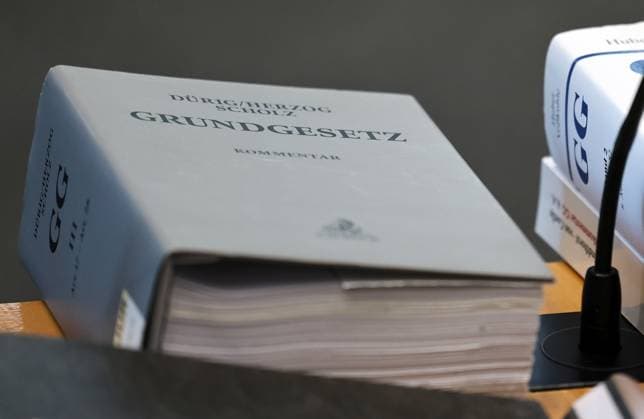 Thueringer Landtag - Justizausschuss 30.09.2026, Erfurt, Thueringer Landtag, Justizausschuss, Muendliche Anhoerung zum Antrag der Fraktion Die Linke: Einleitung eines Parteiverbotsverfahrens gegen die AfD im Bild: das Grundgesetz auf dem Tisch der CDU