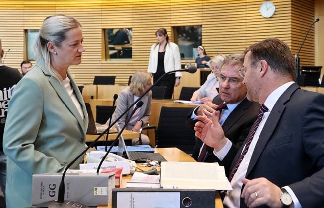 Thueringer Landtag - Justizausschuss 30.09.2026, Erfurt, Thueringer Landtag, Justizausschuss, Muendliche Anhoerung zum Antrag der Fraktion Die Linke: Einleitung eines Parteiverbotsverfahrens gegen die AfD im Bild: Ministerin fuer Justiz, Migration und Verbraucherschutz: Beate Meissner (CDU), Dr.Wolfgang Weisskopf (CDU) und Stefan Schard (CDU)