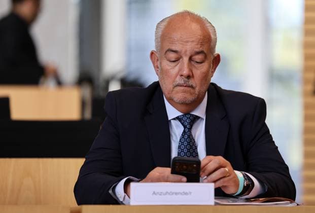 Thueringer Landtag - Justizausschuss 30.09.2026, Erfurt, Thueringer Landtag, Justizausschuss, Muendliche Anhoerung zum Antrag der Fraktion Die Linke: Einleitung eines Parteiverbotsverfahrens gegen die AfD im Bild: Anzuhoerender Prof. Dr. Kyrill-Alexander Schwarz