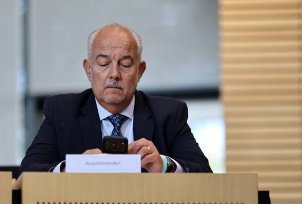 Thueringer Landtag - Justizausschuss 30.09.2026, Erfurt, Thueringer Landtag, Justizausschuss, Muendliche Anhoerung zum Antrag der Fraktion Die Linke: Einleitung eines Parteiverbotsverfahrens gegen die AfD im Bild: Anzuhoerender Prof. Dr. Kyrill-Alexander Schwarz