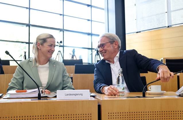 Thueringer Landtag - Justizausschuss 30.09.2026, Erfurt, Thueringer Landtag, Justizausschuss, Muendliche Anhoerung zum Antrag der Fraktion Die Linke: Einleitung eines Parteiverbotsverfahrens gegen die AfD im Bild: Ministerin fuer Justiz, Migration und Verbraucherschutz: Beate Meissner (CDU) und Minister fuer Inneres und Kommunales Georg Maier (SPD)