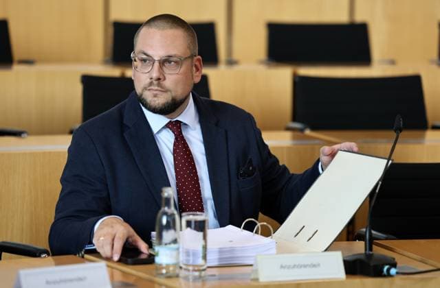 Thueringer Landtag - Justizausschuss 30.09.2026, Erfurt, Thueringer Landtag, Justizausschuss, Muendliche Anhoerung zum Antrag der Fraktion Die Linke: Einleitung eines Parteiverbotsverfahrens gegen die AfD im Bild: Anzuhoerender Dr. Christian Conrad