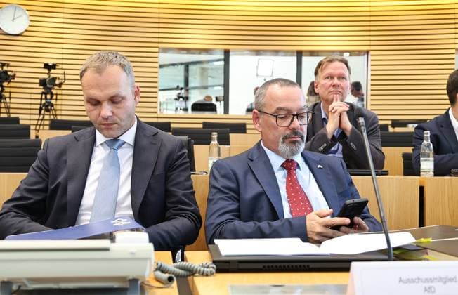 Thueringer Landtag - Justizausschuss 30.09.2026, Erfurt, Thueringer Landtag, Justizausschuss, Muendliche Anhoerung zum Antrag der Fraktion Die Linke: Einleitung eines Parteiverbotsverfahrens gegen die AfD im Bild: Daniel Haseloff (AfD) und Sascha Schloesser (AfD)